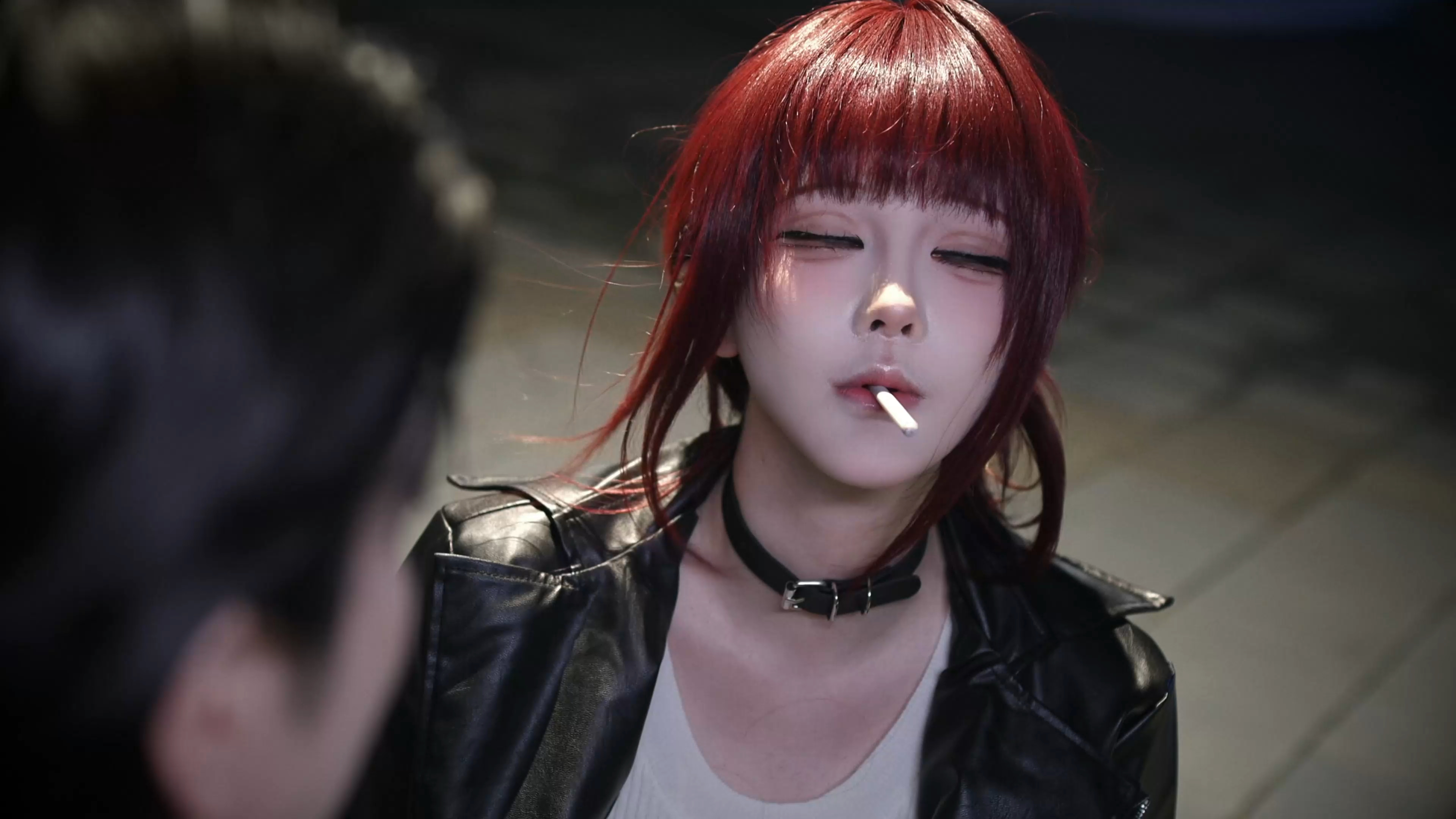 在超市后门吞云吐雾的二人